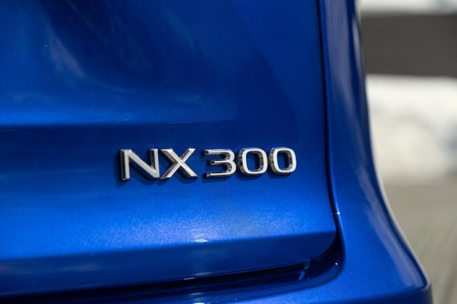 Логотип Lexus NX300 F-Sport 2017 года  (WW) (фото 23 из 43)